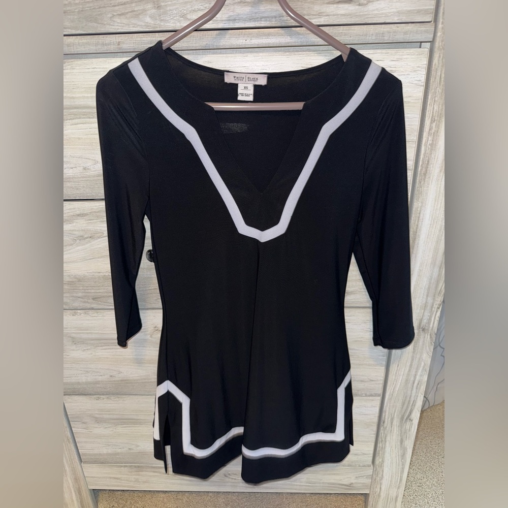 White House Black Market Black and White Tunic Top